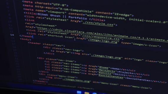 Jasa Pembuatan Website Magetan vs Freelancer: Mana Lebih Efisien?